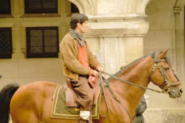 Comment l’univers médiéval est-il construit et représenté dans “Merlin” ?