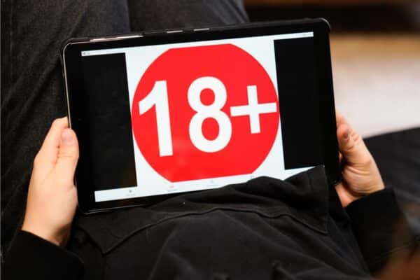 Découvrez le cœur en exil ; ce film romantique tout public pourtant déconseillé aux moins de 18 ans : une histoire captivante et inattendue !