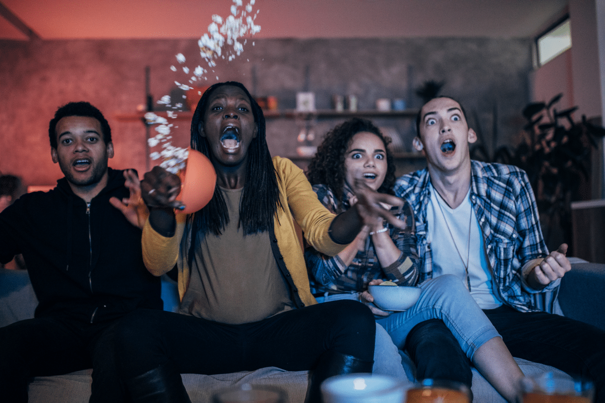 Comment organiser une soirée séries entre amis ? Suggestions et idées originales
