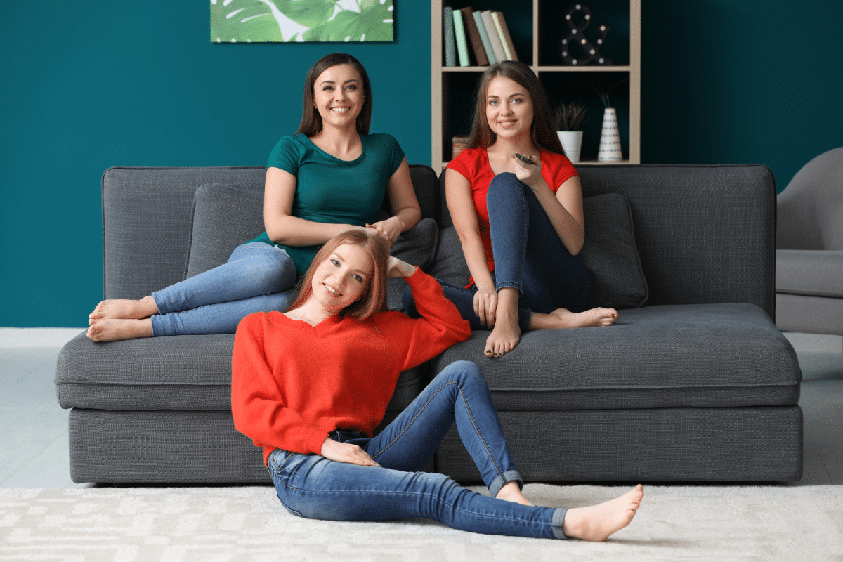 Comment organiser une soirée séries entre amis ? Suggestions et idées originales