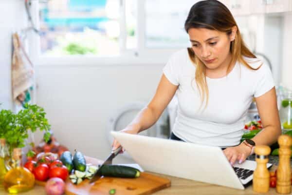 Cuisine inspirée des séries : recettes et plats emblématiques de l’écran