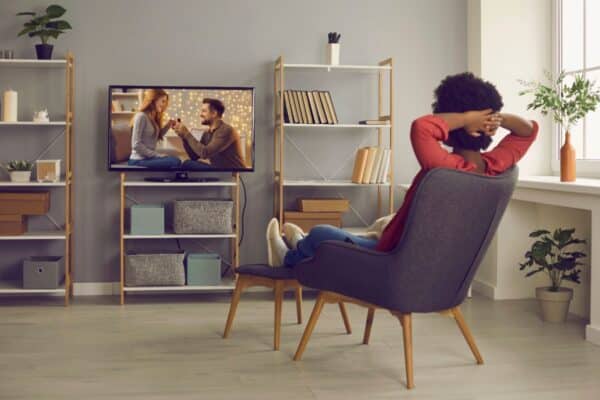 Les couples cultes des séries : Analyse des relations amoureuses à l’écran