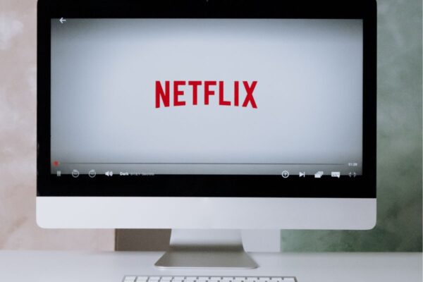 Les bandes-son marquantes des séries Netflix pour ados : musique et émotions