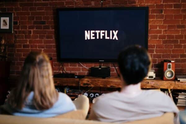 Top 10 des séries Netflix à voir pour les ados : une sélection variée