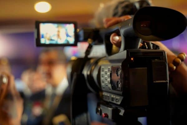 Les coulisses de la création de séries pour ados sur Netflix : de l’idée à l’écran