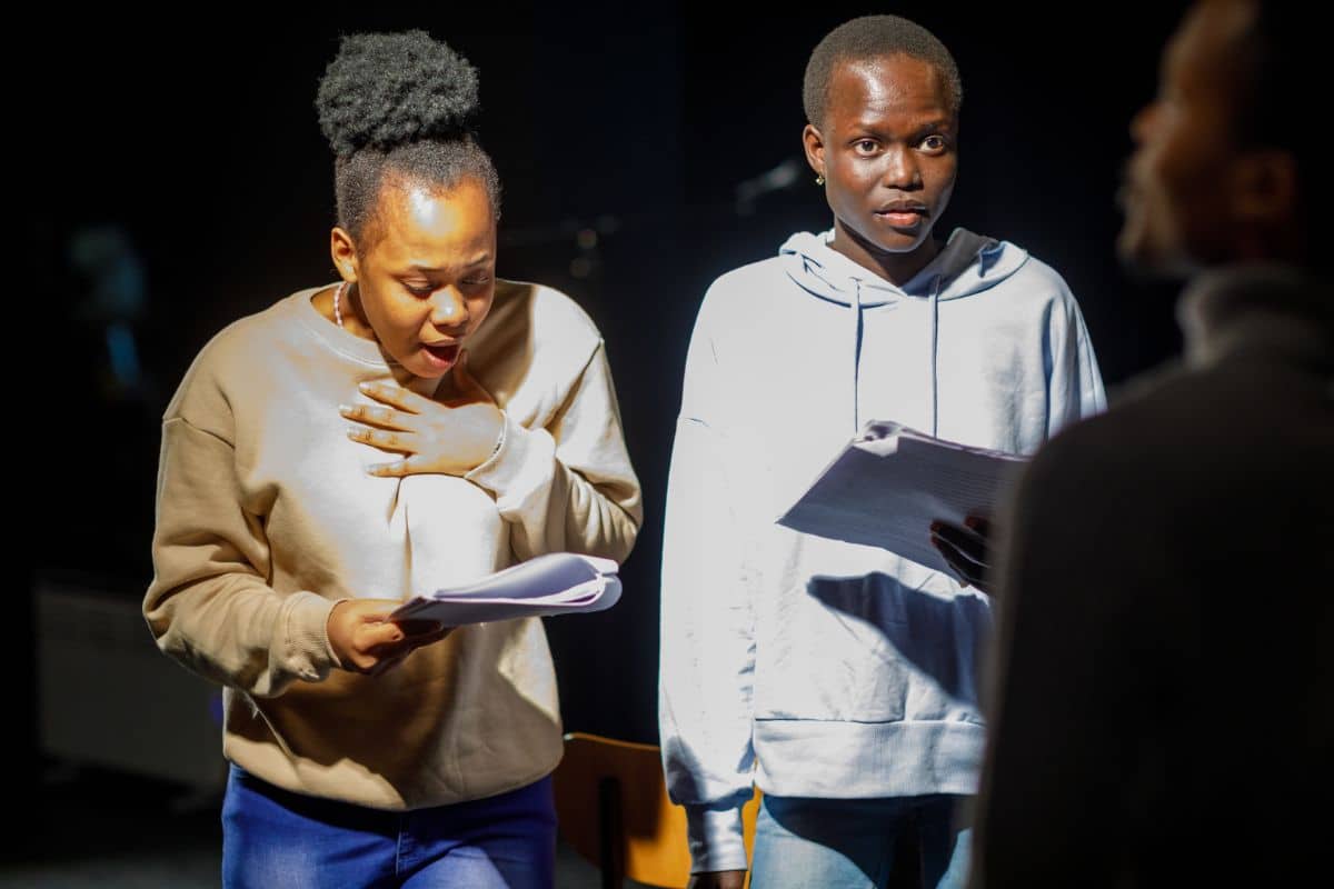 Les coulisses de la création de séries pour ados sur Netflix : de l’idée à l’écran