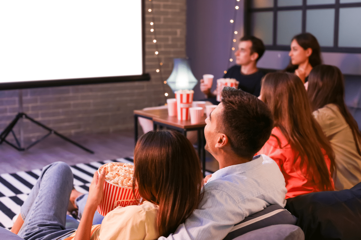 Comment organiser une soirée séries entre amis ? Suggestions et idées originales