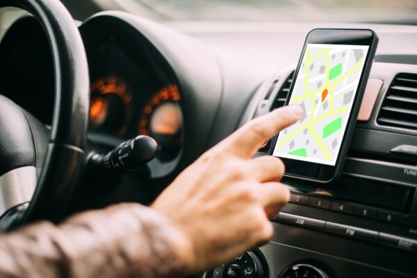 Est-il interdit d’utiliser le GPS de son smartphone au volant ? Découvrez la réponse ici !