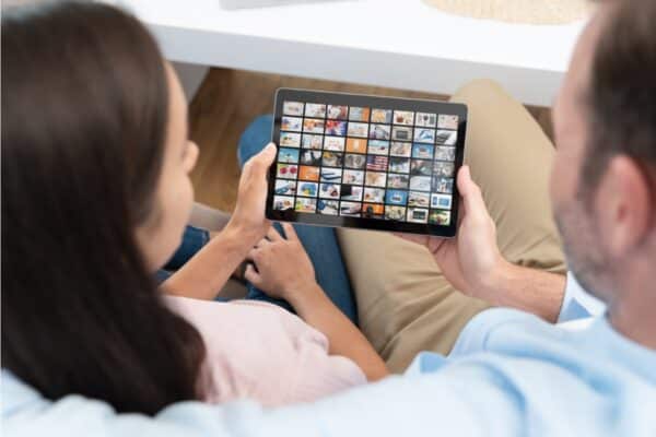 Séries sur les faits divers : quel est l’impact sur les victimes, entre résilience et trauma, tout ce que vous devez savoir !