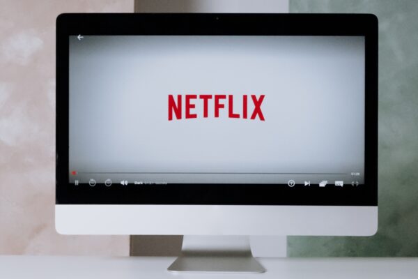 Succès surprise sur Netflix : cette série italienne ravit les fans d’Outlander et fait un carton inattendu !