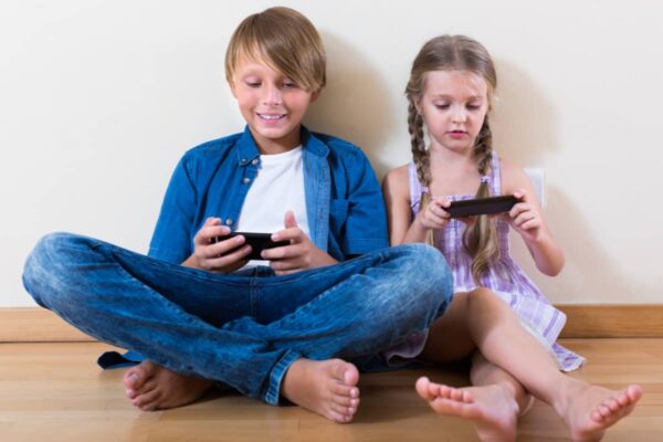 Surexposition aux écrans : les experts alertent sur les dangers réels pour les enfants !
