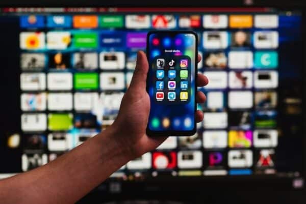 Séries et réseaux sociaux : Quelle est l’influence des médias sociaux sur les tendances ?