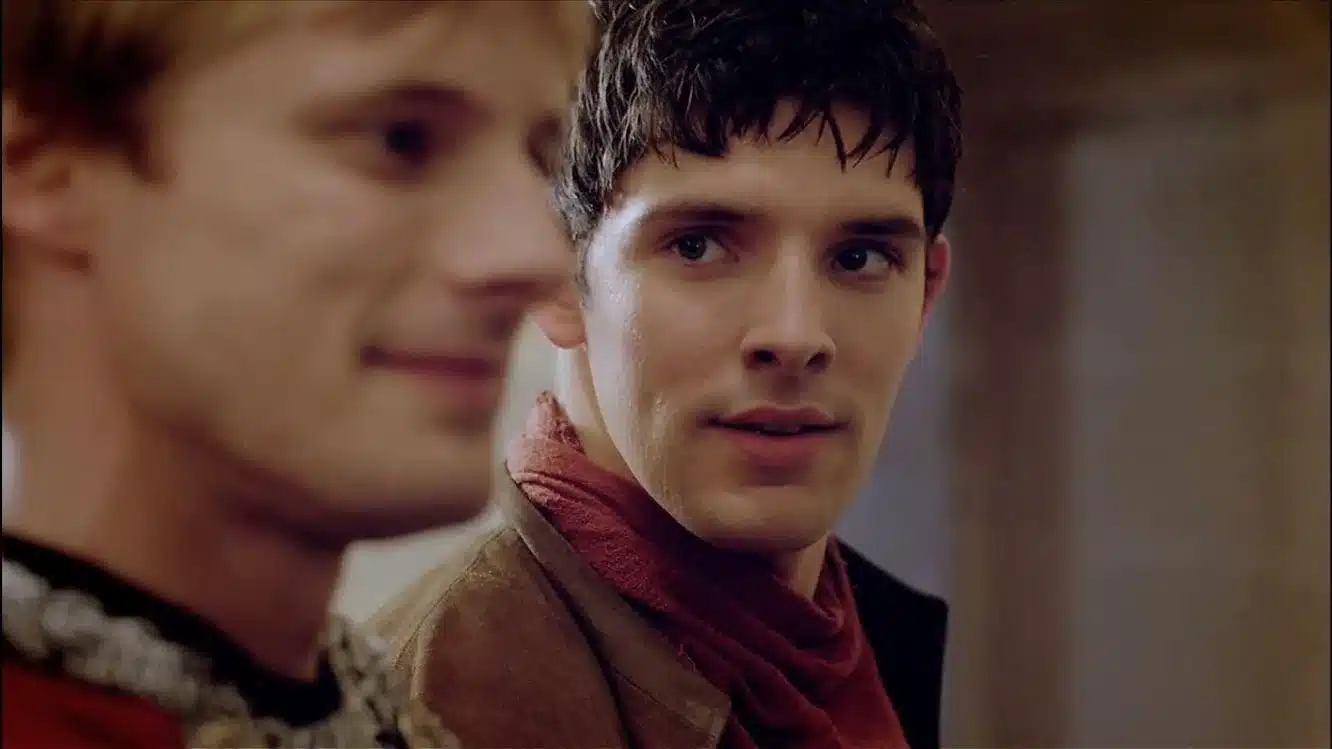 Quelles leçons de moralité la série "Merlin" cherche-t-elle à transmettre ?